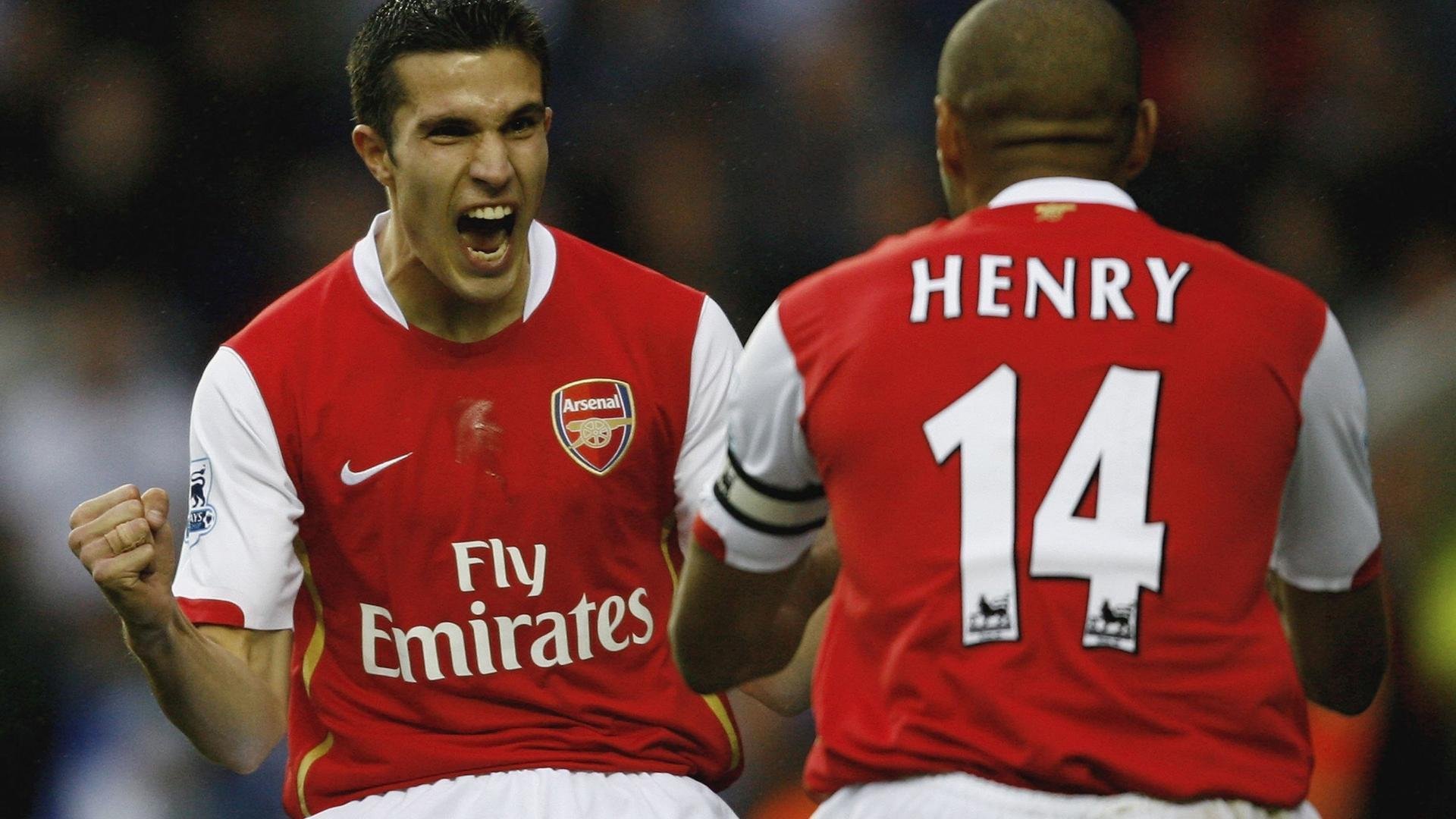 世界杯：替补席队员被要求全程站立鼓掌 保持场边压力与声浪